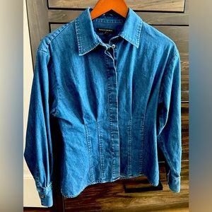 Women’s fitted denim top